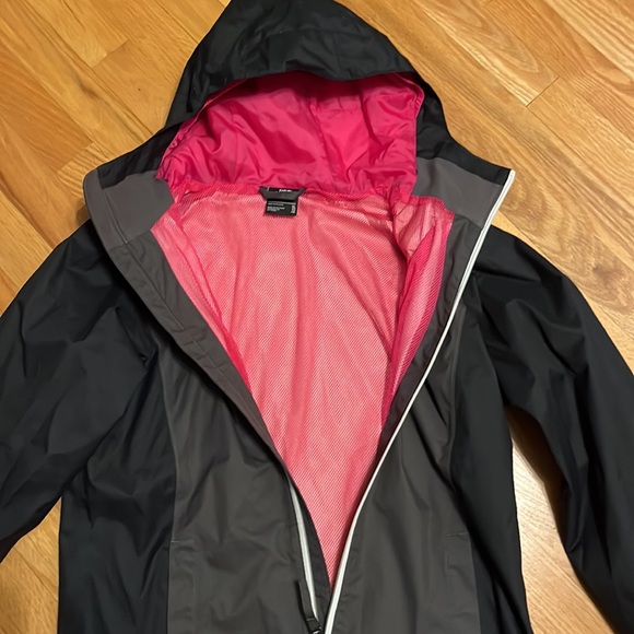 Northface Girls shell/rain jacket - Picture 3 of 4